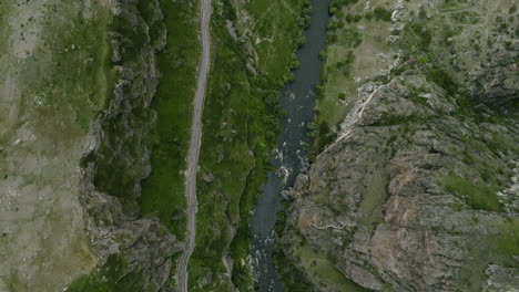 vista de arriba hacia abajo del río mtkvari que fluye en gargantas empinadas de la fortaleza tmogvi en georgia