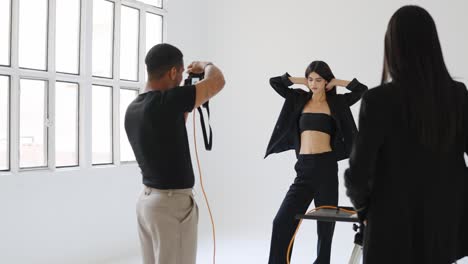 sesión de fotos de moda en un estudio