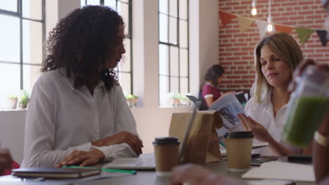 Multiethnische-Geschäftsfrauen-Treffen-Sich-Zum-Brainstorming-Und-Teilen-Kreative-Ideen-Für-Ein-Startup-Projekt-Am-Modernen-Büroarbeitsplatz