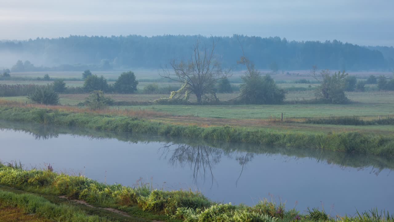 a través de la densa niebla y sobre el agua, el aire brumoso película como harry potter