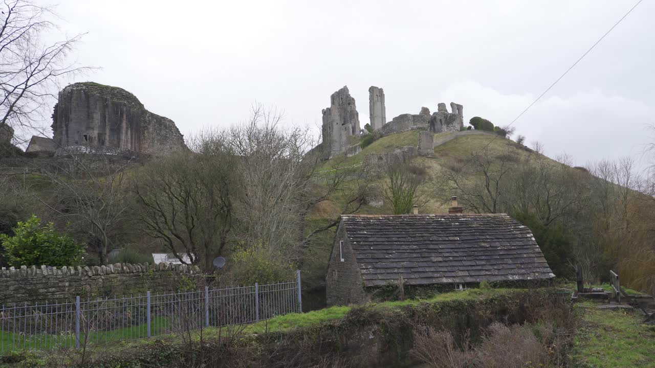 corfecastle, dorset, england, 2019년 12월 27일: corfe는 같은 이름의 폐허가 된 성터입니다.