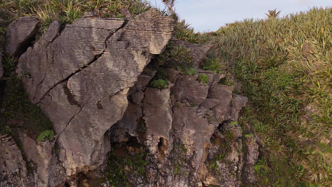 Texture unica di calcare stratificato e fessure delle formazioni rocciose Pancake Rocks a Punakaiki, Nuova Zelanda. Veduta ravvicinata da drone