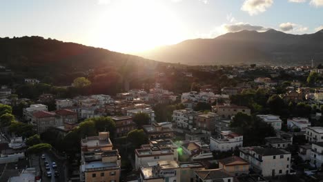 Drone-Shot-Fliegt-über-Die-Stadt-Scauri-Italien-Zur-Sonne-Und-Zu-Den-Bergen-An-Einem-Sonnenuntergangstag-Full-Hd-50fps