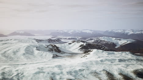 Großer-Schneefleck,-Der-Im-Sommer-Auf-Dem-Vulkangesteinsfeld-Eines-Berges-Zurückbleibt