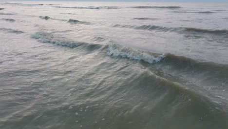 Vista-Aérea-De-Un-Antiguo-Muelle-De-Madera-En-La-Costa-Del-Mar-Báltico,-Día-De-Invierno-Nublado,-Playa-De-Arena-Blanca-Cubierta-De-Nieve,-Hielo-En-Postes-De-Madera,-Costa-Tranquila,-Amplio-Tiro-De-Drones-Retrocediendo-Bajo