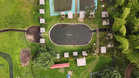 gente divirtiéndose nadando en una laguna natural cerca del río pance en cali, colombia, en cámara lenta