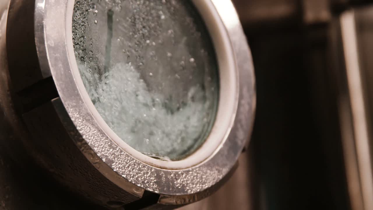 공장에서 기계 청소