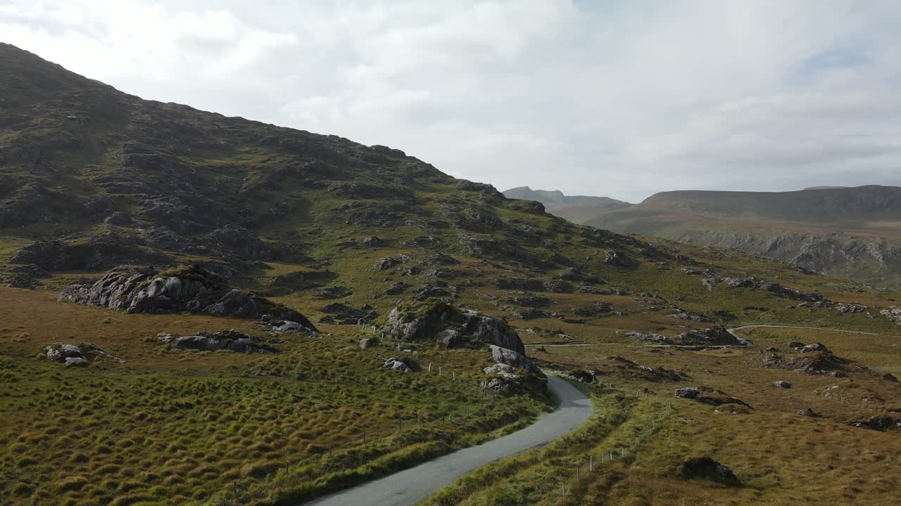 가을에 야생 아일랜드의 산악 도로와 언덕 위로 뒤로 비행