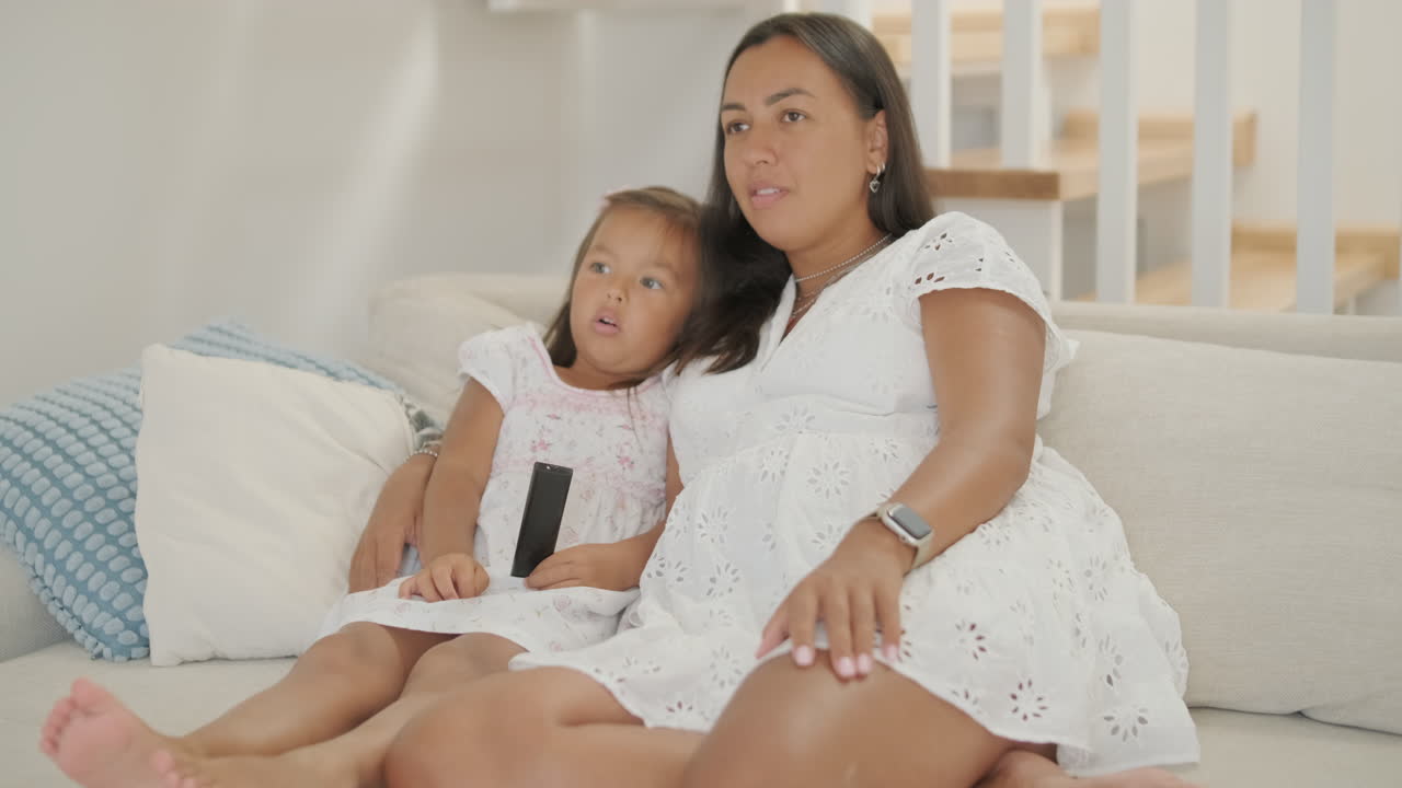 tv 를 보는 어머니 와 딸