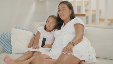 madre e hija viendo la televisión