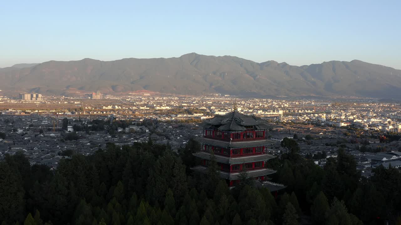 ciudad de lijiang en la provincia china de yunnan, telón de fondo de la montaña del dragón de jade, antena