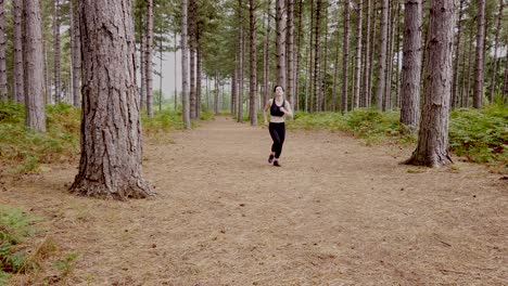 chica trotando hacia ti en el bosque