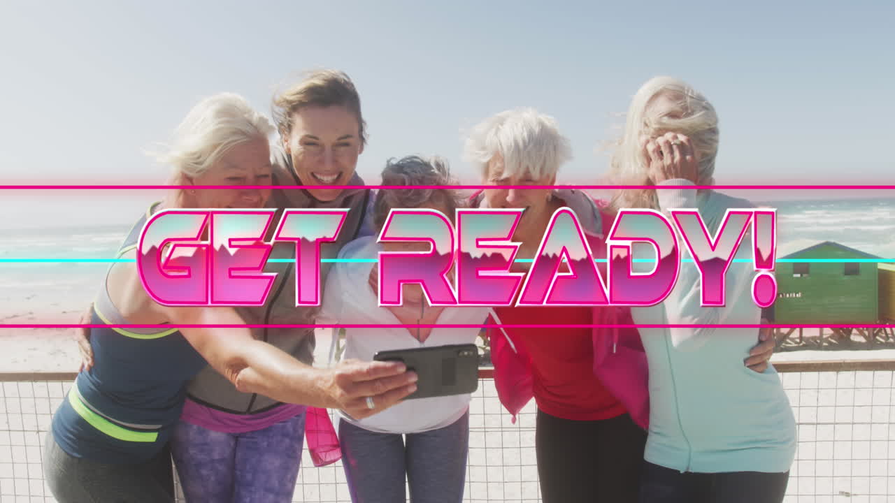 해변에서 셀카를 찍는 행복한 여성들과 함께 반 ⁇ 이는 분홍색으로 준비된 텍스트의 애니메이션