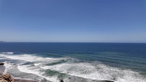 Panning-right-view-of-the-Beach-in-Torrey-Pines-with-a-view-of-the-Pacific-Ocean-in-SoCal-near-San-Diego