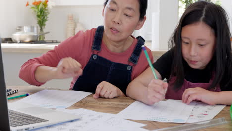 数学,オンライン教育,母親が子供を助ける