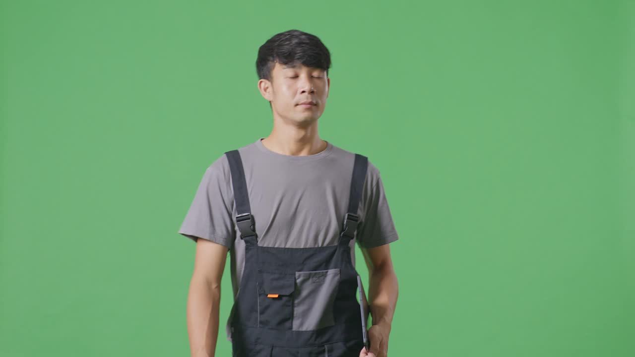 녹색 화면에 태블릿을 가진 노동자