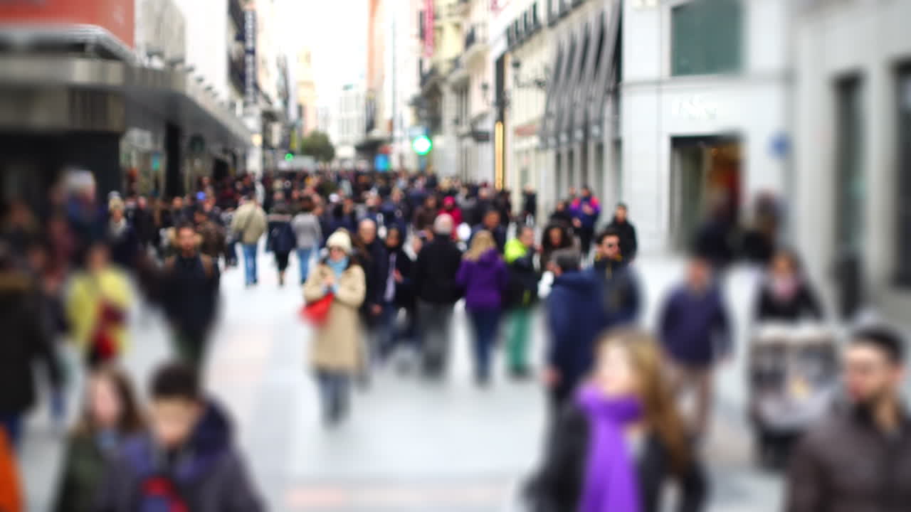 Persone per le strade di Madrid, Spagna. Slow motion. Fuori fuoco. Slow motion.