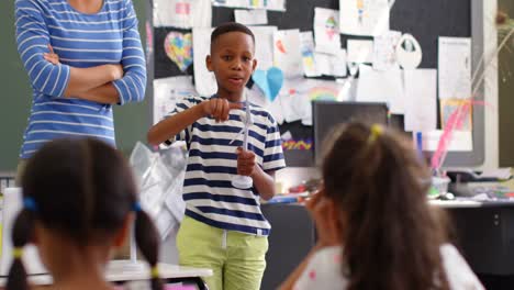 Vorderansicht-Eines-Afroamerikanischen-Schuljungen,-Der-Im-Klassenzimmer-Das-Windmühlenmodell-Erklärt-4k