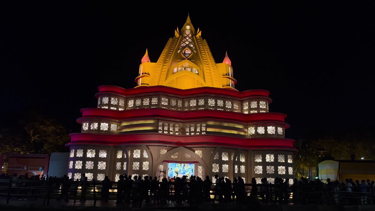 During this time of Durga Puja, one of the main festivals of Bengalis, people throng the idol premises in large numbers to see the goddess.