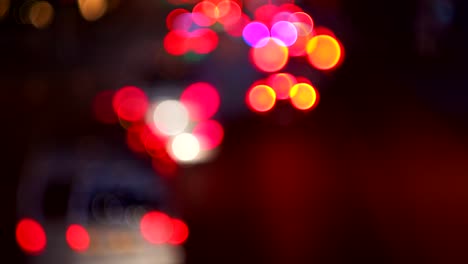 imagen de fondo desfocalizando el coche de luz por la noche.