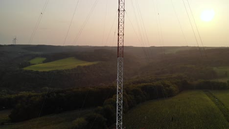 toma aérea ascendente de un dron de una torre de covarianza eddy