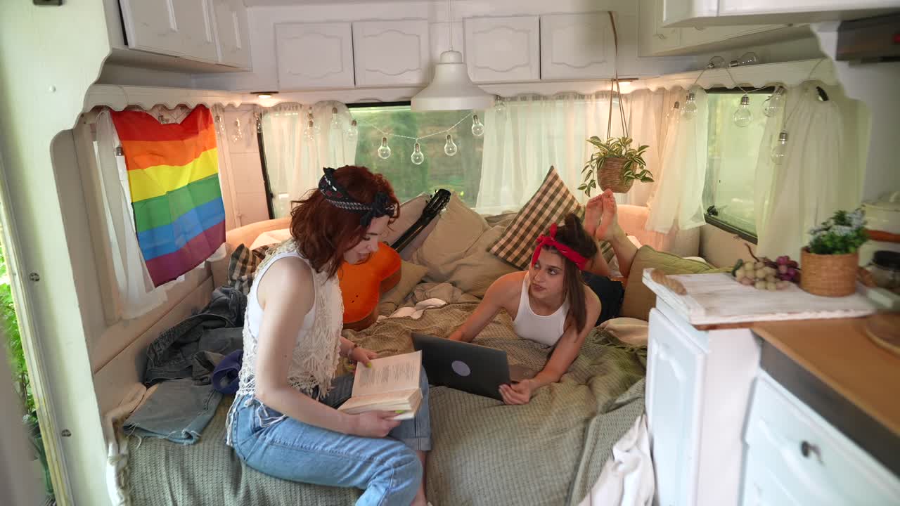 dos mujeres relajándose en una furgoneta