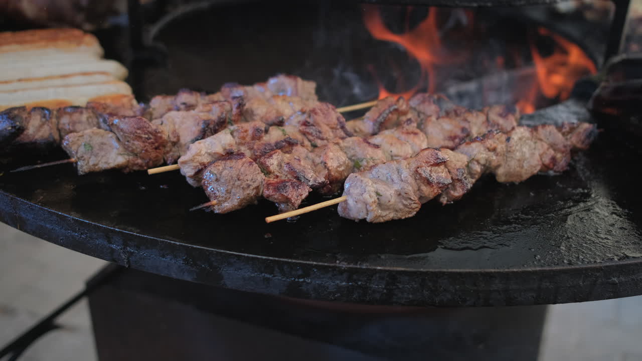 pinzas de carne a la parrilla en una parrilla