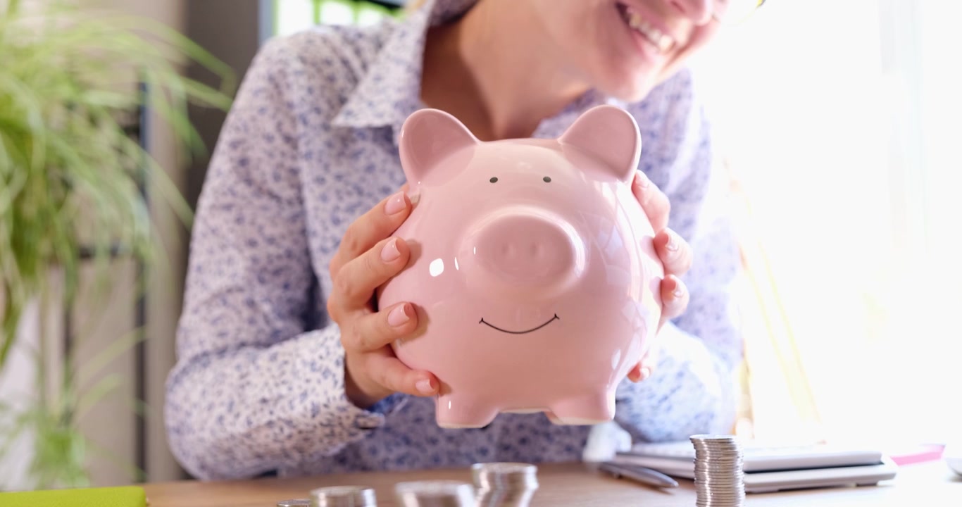 Utilizzo di un salvadanaio e monete per strategie e tecniche efficaci di risparmio