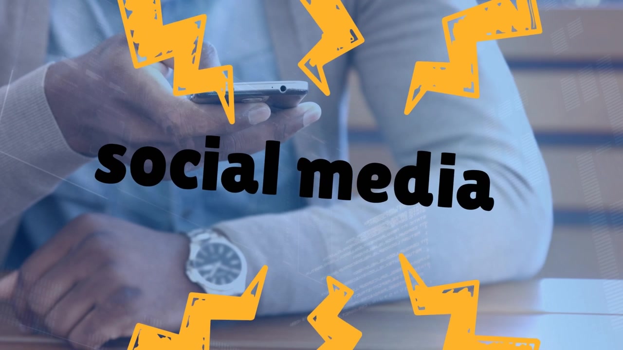 Sosyal medya grafiği bindirilmiş akıllı telefon kullanan kişi.