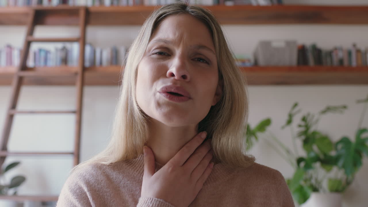 아름다운 젊은 여성이 집에서 웹캠을 사용하여 비디오 채팅을하고 아기를 향해 손을 흔들며 라이프 스타일을 공유하는 어머니가 수평 화면에서 온라인 연결을 즐기고 있습니다.