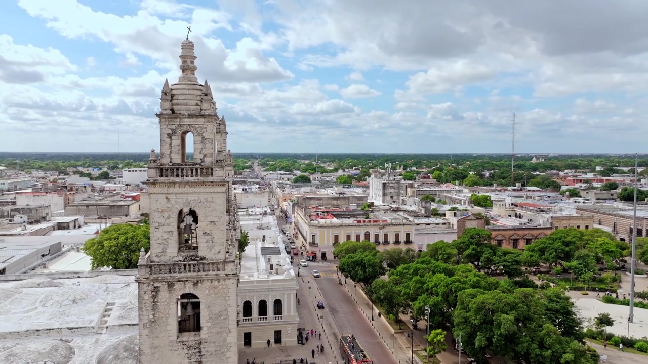 Meksika, Yucatan, Merida'daki San Ildefonso Katedrali ve Plaza Grande'nin havadan genel görünümü, tarihi meydanı çevreleyen kolonyal binalar.