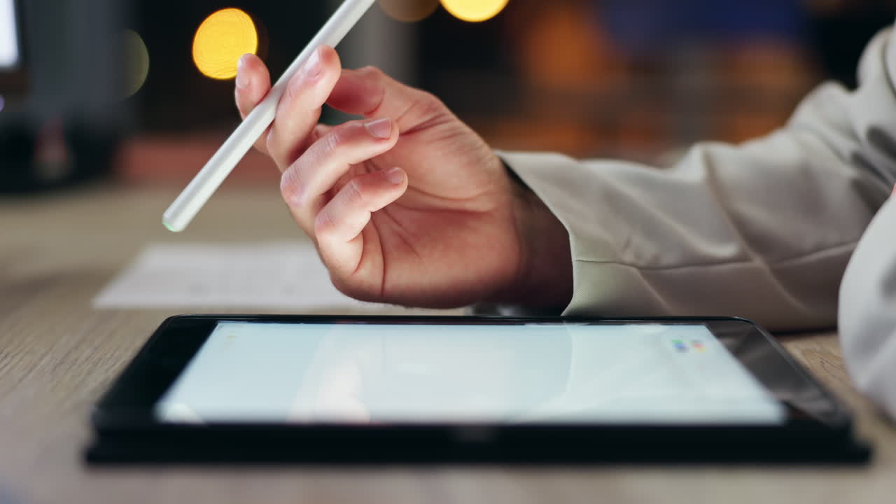 Mano che tiene uno stilo su tablet