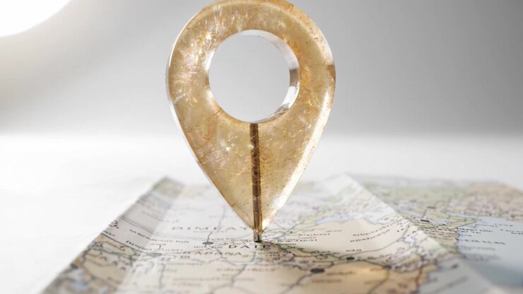 Exploration de la navigation : un marqueur de carte unique sur une carte ouverte, soulignant la géographie et l'orientation dans un environnement minimaliste.