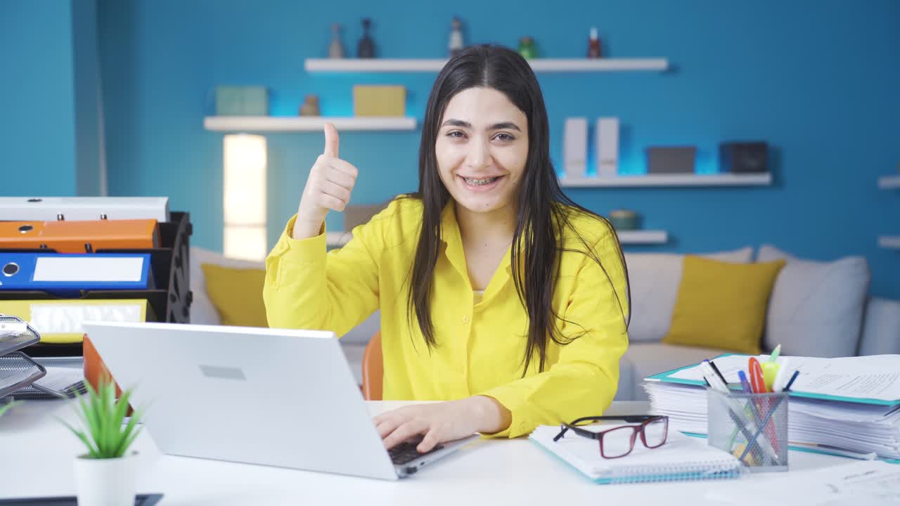 mujer joven negativa haciendo una señal de disgusto.