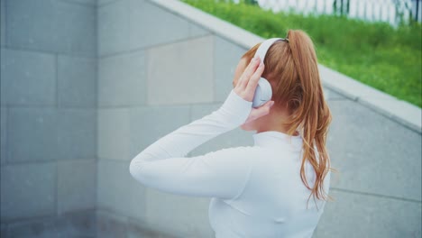 헤드폰 을 들고 음악 을 듣는 여자