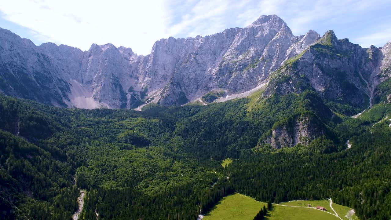 lago de fusine superior, alpes italianos. vuelos aéreos de aviones no tripulados.