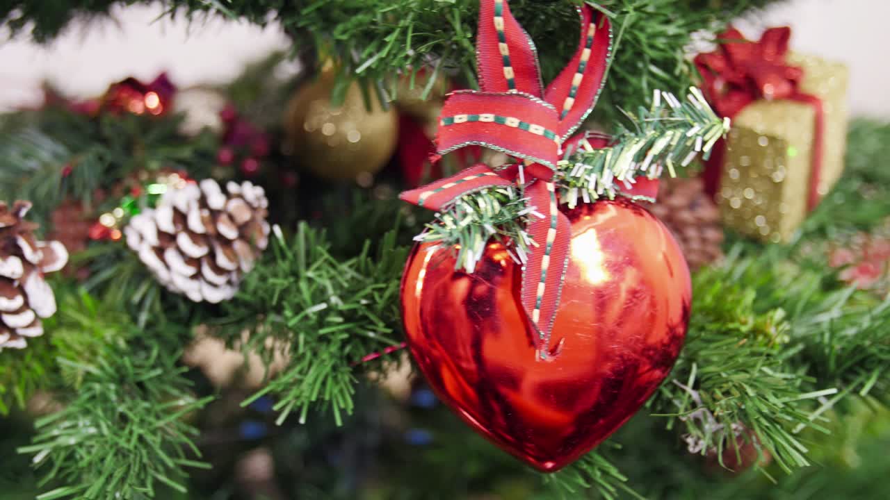크리스마스 트리의 장식 은 심장 장난감