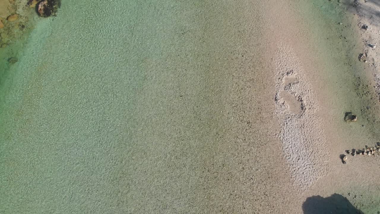Vista dall'alto di un fiume cristallino, ripresa aerea del fiume Soca in Slovenia, a volo d'uccello.