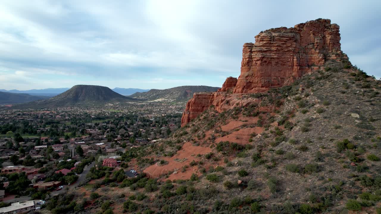 레드 록 클리프 (red rock cliff) 위를 날아다니며 아리조나 주 세도나 근처의 오크 크리크 (oak creek) 를 내려다보고 있습니다.