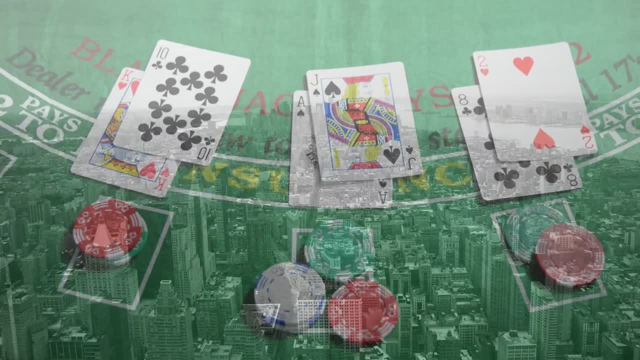 animación de cartas de juego de casino y fichas sobre el paisaje urbano