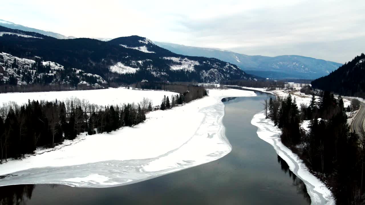 río north thompson cubierto de nieve y frondosos bosques en invierno cerca de kamloops, bc: una escena pintoresca
