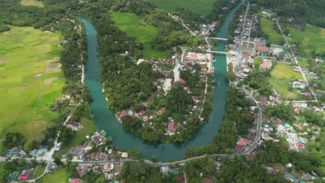 Río-Loboc-En-La-Isla-Tropical-Bohol-Con-La-Ciudad-Rural-Circundante-En-El-Banco