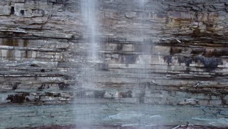 catarata de cinta del tazón de ponche del diablo en la escarpa del niágara en hamilton, ontario, canadá - primer plano descendiendo de larga distancia