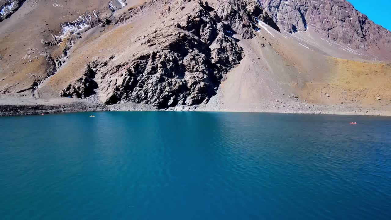 vista aérea camión a la derecha del kayak en la laguna del inca, cerca de la frontera de chile y argentina en un día soleado