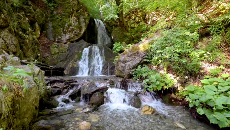 cascada de hadas en el bosque salvaje. maravillosas cascadas de agua dulce río fluyendo. rocas del bosque con un arroyo rugido corriendo. paisaje panorámico del sol de la naturaleza cascada. naturaleza fresca. video de bucle. 4k