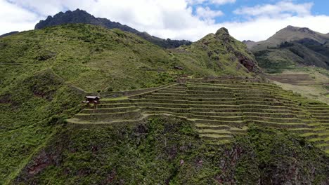 impresionante campo de terraza inca en el valle sagrado con sitios antiguos en pisac en cusco, peru