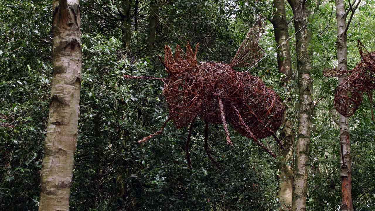 una escultura de árbol forestal de una abeja reina en el bosque