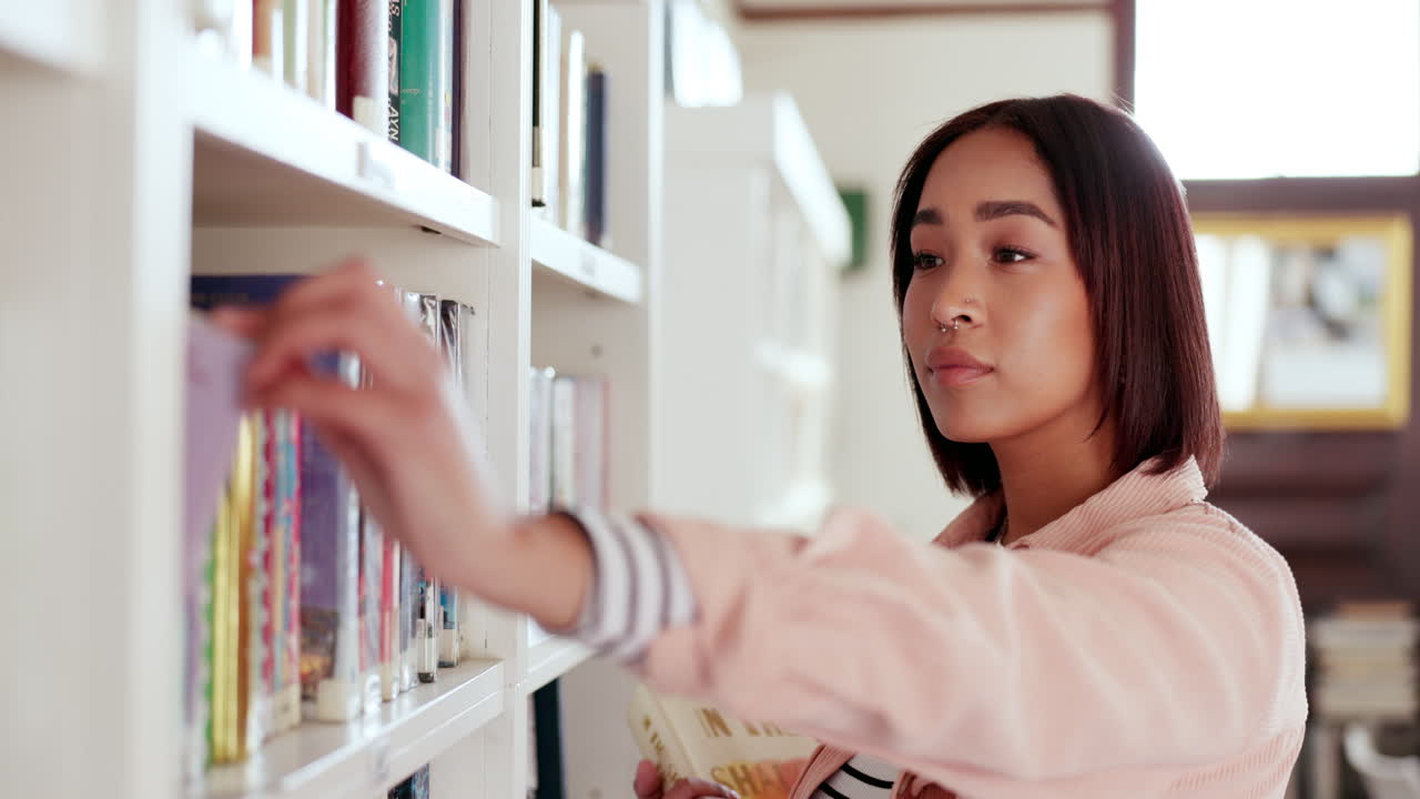 conocimiento, libros y educación con la mujer