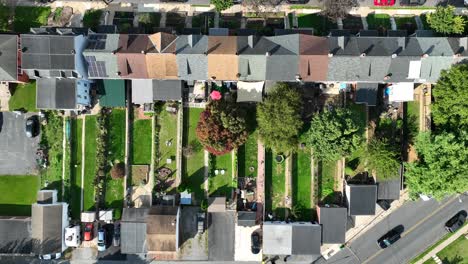 Toma-De-Arriba-Hacia-Abajo-De-Casas-En-Hilera-En-Una-Ciudad-Estadounidense-Con-Pequeños-Patios