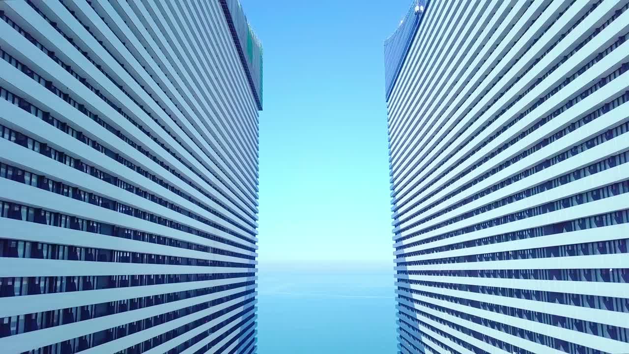 el dron vuela entre dos edificios con ventanas de vidrio.